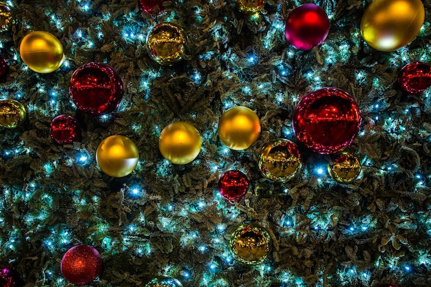 Décoration avec boules rouges et or avec lumière de noël