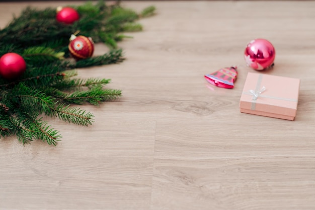 Décoration de branches vertes d'arbre de Noël sur un fond en bois avec l'espace de copie