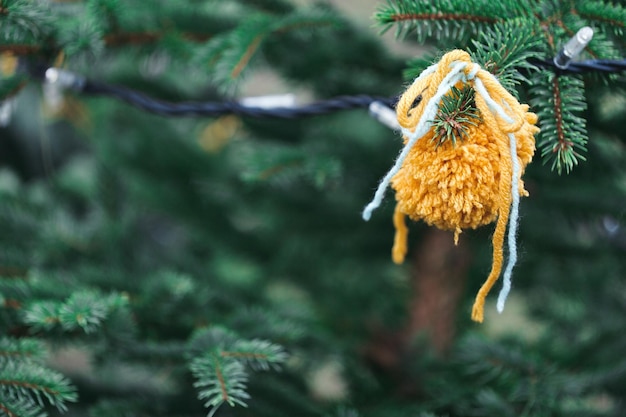 Décoration de bricolage sur un sapin de Noël