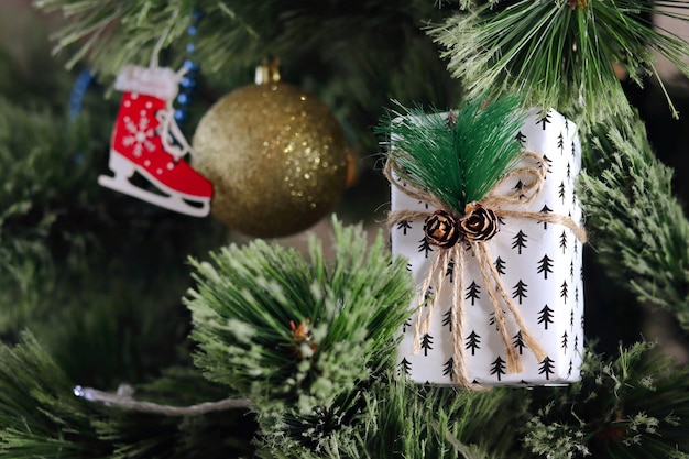 Décoration de cadeau de nouvel an sur l'arbre de Noël