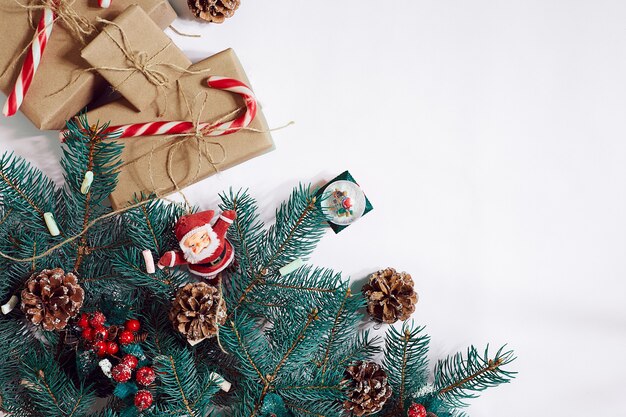 Décoration de cadeaux de branches de furtree de fond de Noël ou de nouvel an sur un fond blanc
