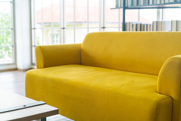 Décoration de canapé jaune vide dans une chambre