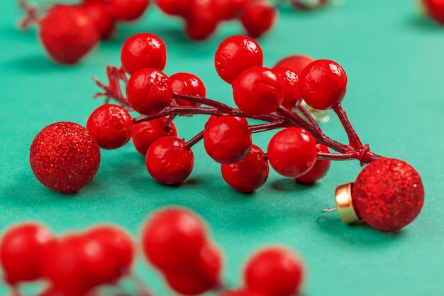 Décoration de canneberges séchées sur fond vert pour Noël