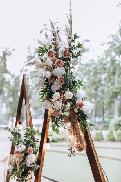 Décoration de cérémonie de mariage à l'extérieur Design floral moderne