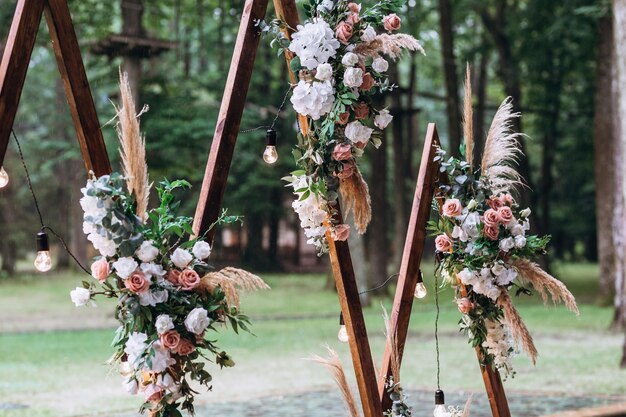 Décoration de cérémonie de mariage à l'extérieur Design floral moderne