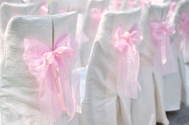 Décoration sur les chaises de mariage arc rose