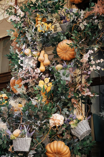 Décoration de citrouille à l'extérieur Décor d'automne élégant du bâtiment extérieur Décor de citrouilles de la rue
