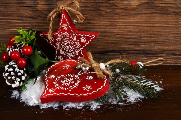 Décoration de coeur et étoile de Noël en bois sur fond en bois