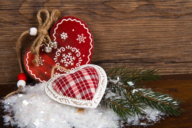 Décoration de coeur de Noël en bois sur fond en bois