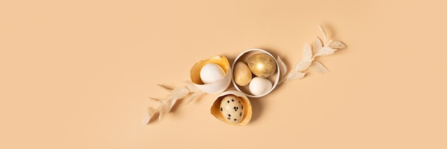 Décoration de composition d'oeufs de Pâques à plat monochrome avec brindilles Pâques nature morte format bannière beige