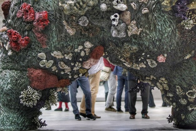 Photo décoration contre la partie basse des gens debout sur le trottoir