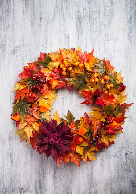 Décoration de couronne d'automne artificielle faite à la main avec des fleurs de baies de feuilles