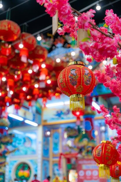 Décoration décorative de lanterne rouge pour le festival du Nouvel An chinois La nuit avec l'alphabet chinois Bénédictions écrites dessus C'est un compliment de bénédiction de fortune dans le sanctuaire chinois C'est un lieu public Thaïlande
