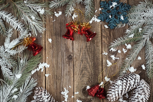 Décoration du nouvel an arbre de Noël bosses autour du périmètre jouets du Nouvel An sur un fond en bois vue de dessus