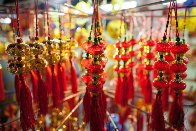 Décoration du nouvel an lunaire au noeud porte-bonheur au Vietnam avec des couleurs or et rouge. nouvel an asiatique. Contexte du nouvel an lunaire chinois.