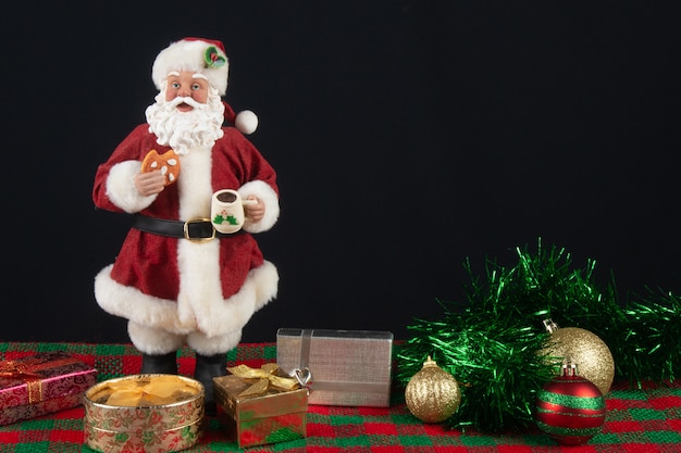 Décoration du Père Noël sur la table sur fond noir