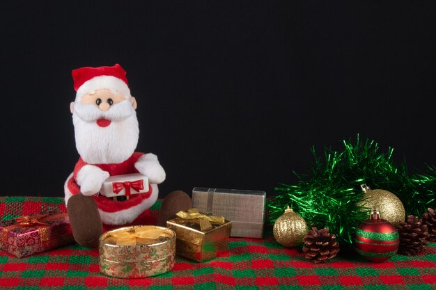 Décoration du Père Noël sur la table sur fond noir