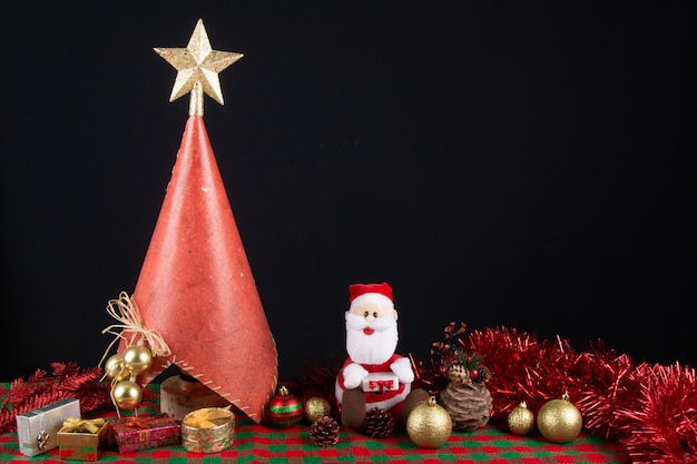 Décoration du Père Noël sur la table sur fond noir