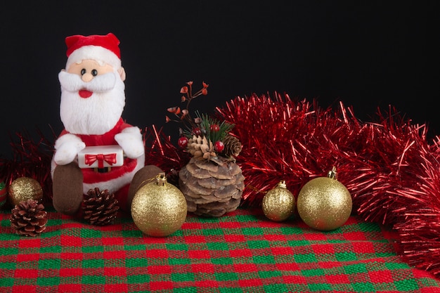 Décoration du Père Noël sur la table sur fond noir