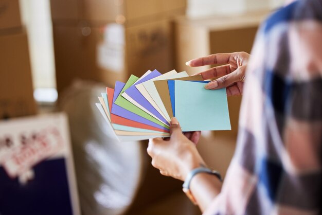 La décoration est mon nouveau passe-temps Photo d'une femme méconnaissable décidant quelle couleur utiliser à la maison