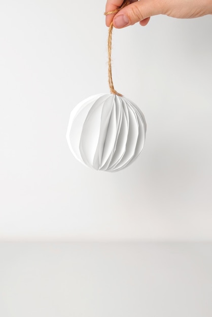 Décoration d'étoile et de boule de papier de Noël Décoration nordique de Noël faite à la main sur un fond clair contre le mur Design de style scandinave Boho Ornement minimal de bricolage Origami structurel Zéro déchet