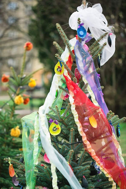 Décoration faite à la main en peau d'avocat sur un arbre de Noël