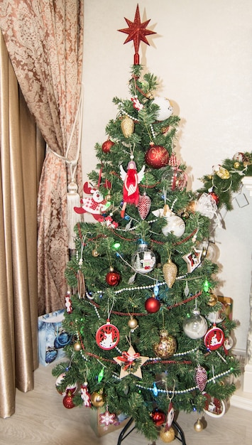 Décoration festive de l'intérieur du salon, avec un sapin de Noël avec des jouets et une étoile