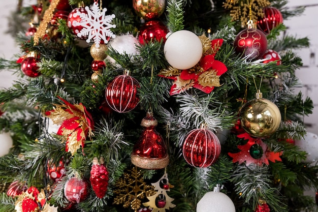 Décoration festive de Noël avec fond de boules pour les fêtes d'hiver avec des ornements colorés décorés d'arbres de Noël accrochés aux branches de sapin