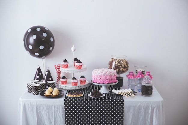 Décoration de fête d'anniversaire noir et blanc