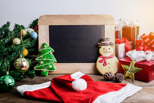 Décoration de fête, Biscuit de Noël, Nouvel An en forme de bonhomme de neige, arbre de Noël sur bois