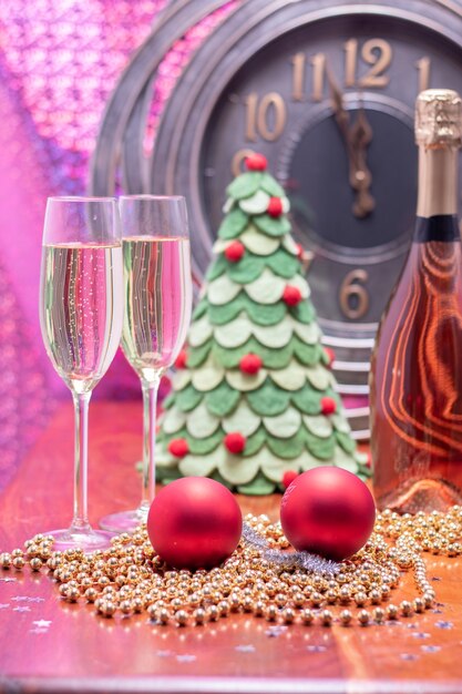 Décoration de fête du nouvel an avec champagne et horloge vers minuit