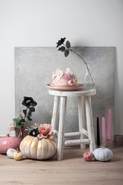 Décoration de fête d'Halloween avec gâteau rose