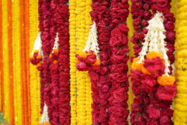 Décoration de fleur jaune rouge dans le mariage indien. faible profondeur de champ ou flou.