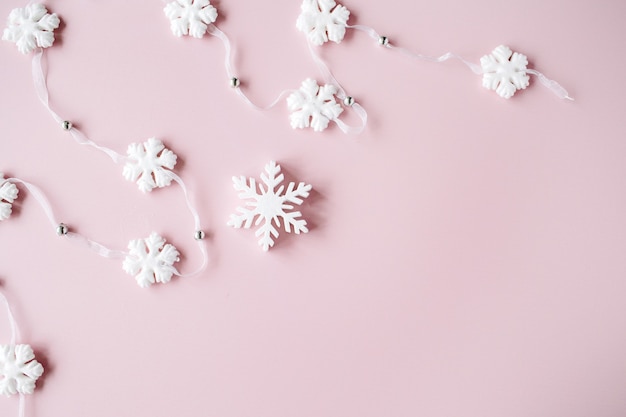 Décoration de flocons de neige de Noël blanc sur fond rose. fond d'écran de Noël.