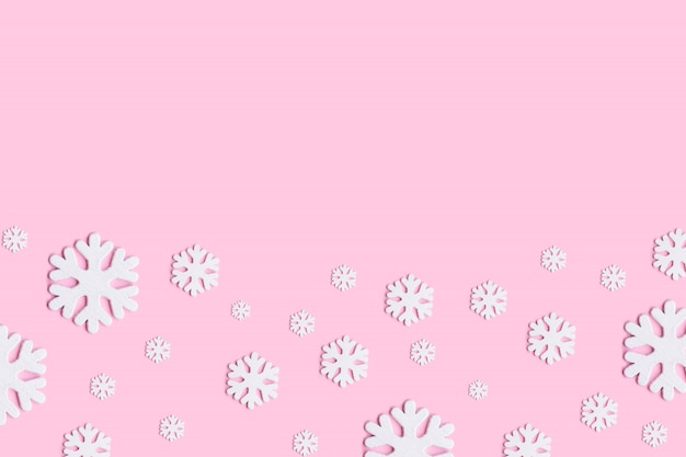 Décoration de flocons de neige de Noël blanc sur fond rose.