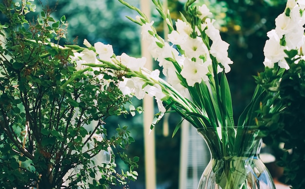 Décoration florale de mariage dans un restaurant à l'extérieur en été