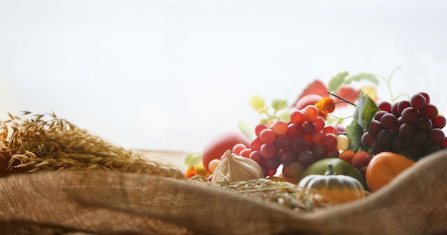 Décoration et fond d'action de grâces d'église avec des fruits et des grains fond de baies d'automne