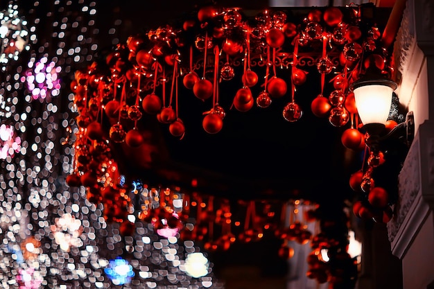 décoration de fond boules de noël rouges la nuit à l'extérieur en plein air vacances