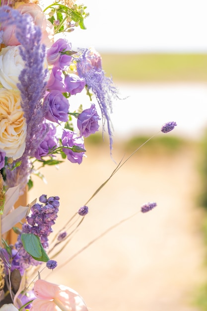 Décoration en gros plan avec des fleurs fraîches de lieux.