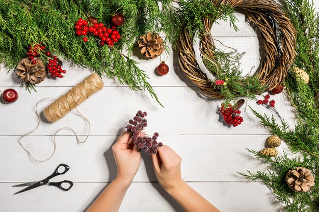 Décoration de guirlande de Noël avec du bricolage fait à la main, faites-le vous-même