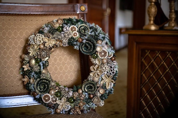 Décoration de guirlande de Noël sur une porte en bois