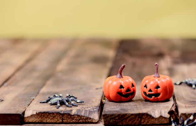 Décoration d'Halloween. Des bonbons ou un sort en automne et en automne. Symbole effrayant sur fond de bois.