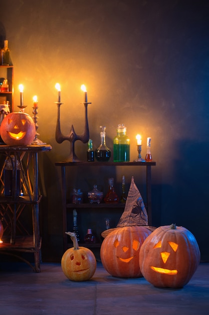 Décoration d'Halloween avec des citrouilles et des potions magiques à l'intérieur