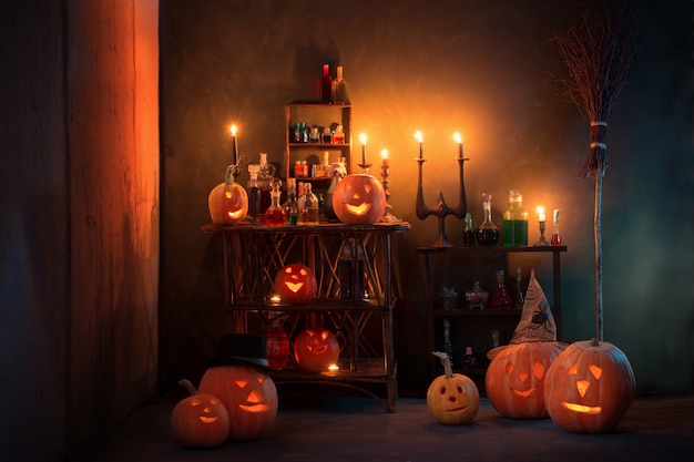 Décoration d'Halloween avec des citrouilles et des potions magiques à l'intérieur