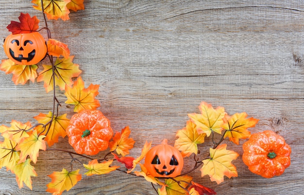 Décoration d'Halloween avec des feuilles sèches