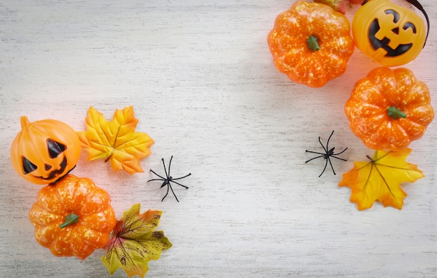 Décoration d'Halloween avec des feuilles sèches