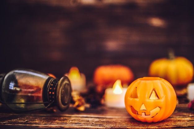 Décoration d&#39;Halloween sur fond en bois