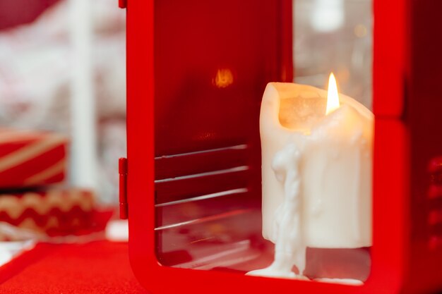 Décoration d'intérieur de bougies de Noël rouges et blanches