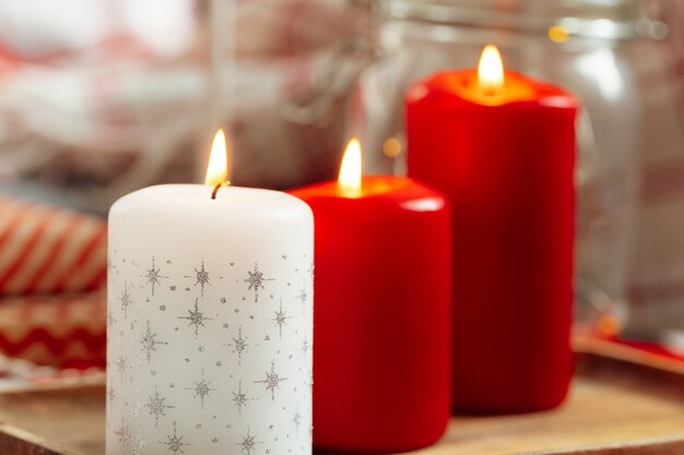Décoration d'intérieur de bougies de Noël rouges et blanches