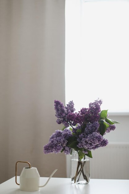 Décoration d'intérieur maison bouquet de lilas dans un vase sur table Spring still life détails intérieurs